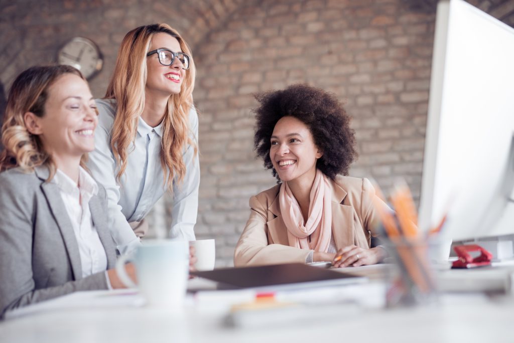 Mulheres na mesa discutindo as eleicoes da oab