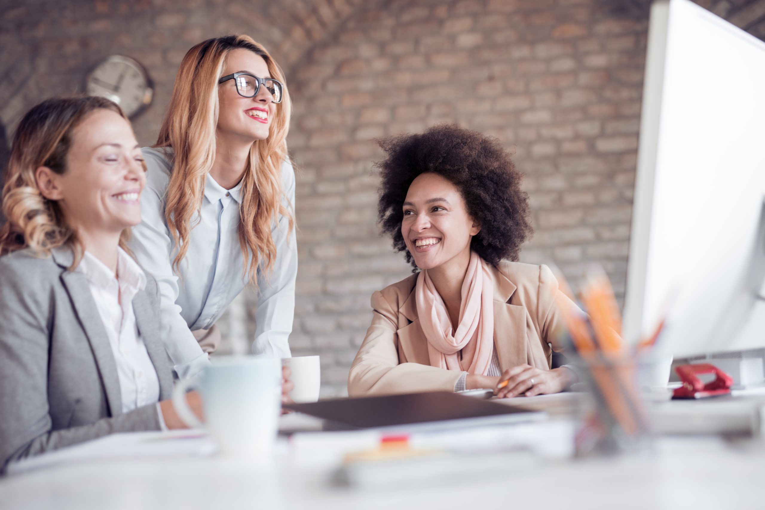 Mulheres na mesa discutindo as eleicoes da oab 