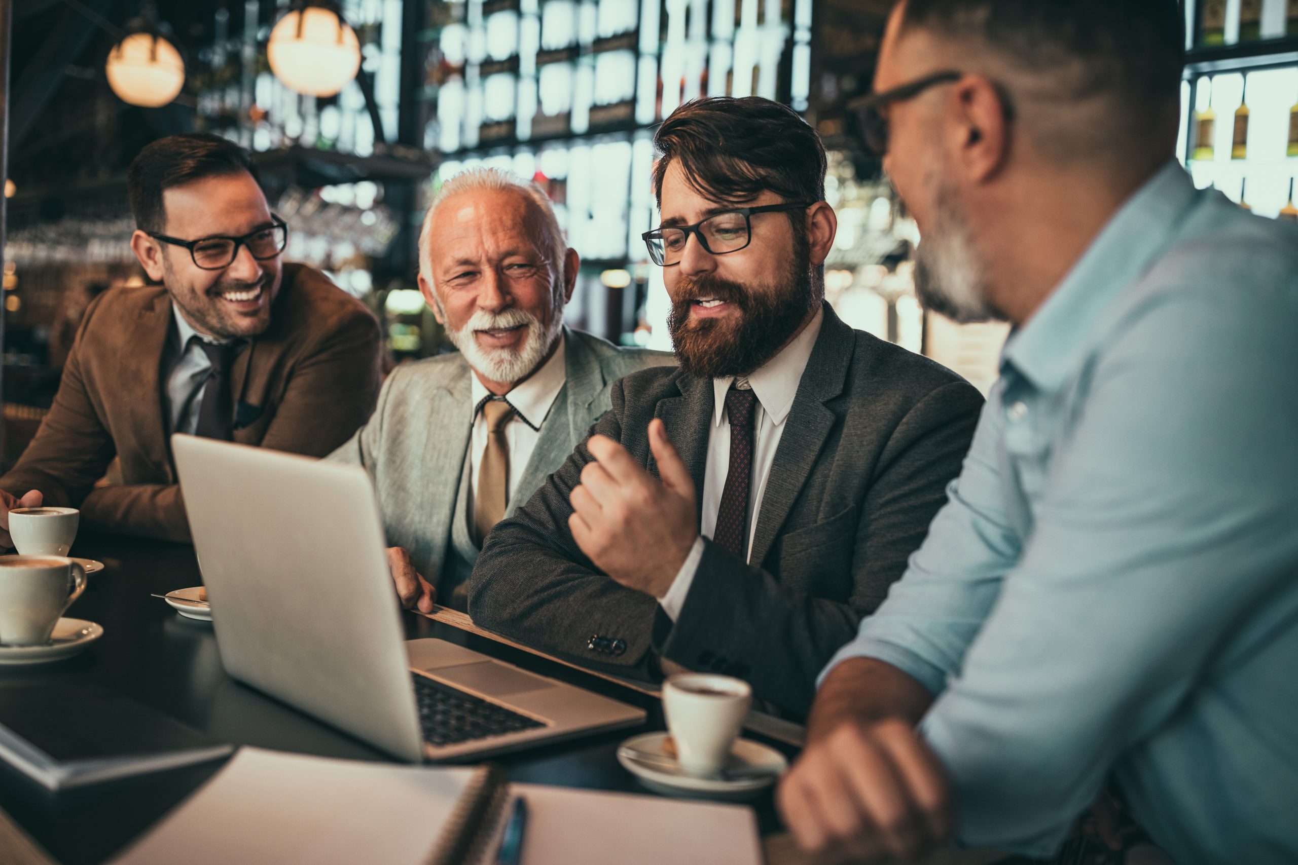 homens tomando café discutindo sobre as eleicoes da oab